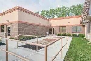 A courtyard at Willoughby Post Acute