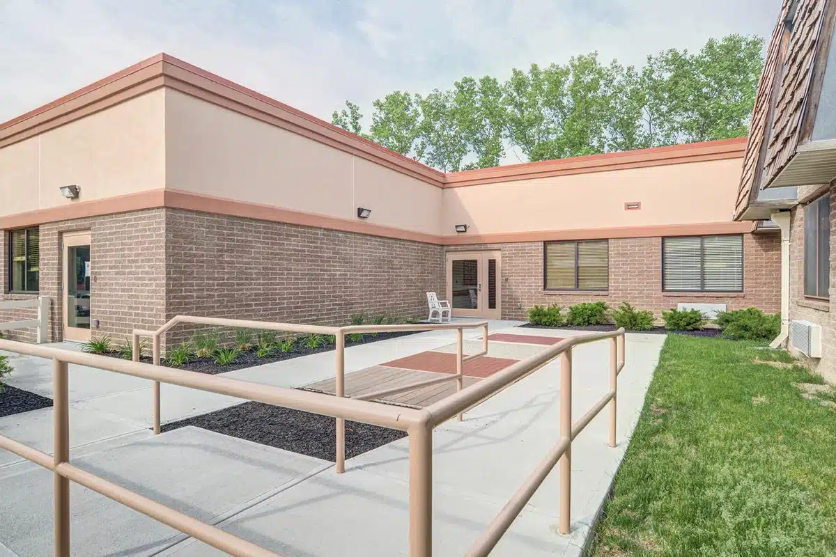 A courtyard at Willoughby Post Acute